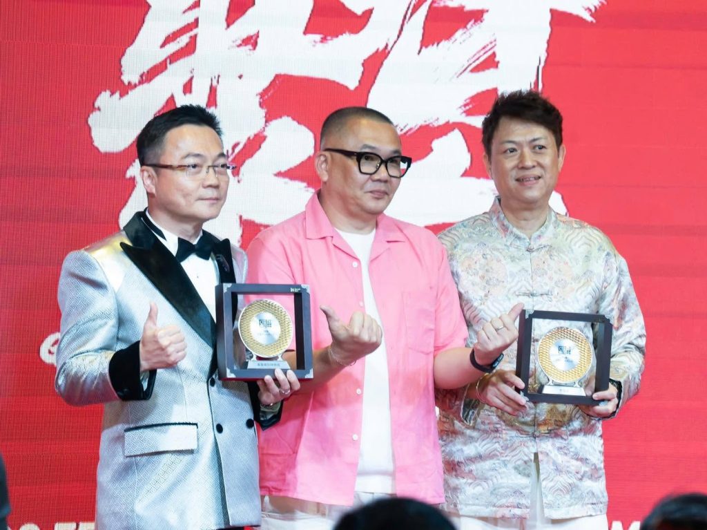 晟创娱乐与千年媒体创办人拿督威拉林锦成先生 荣获「2025年度杰出电影人奖」 2 晟创娱乐与千年媒体创办人拿督威拉林锦成先生 荣获「2025年度杰出电影人奖」 2